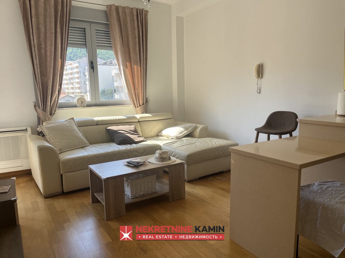 Sezonsko izdavanje jednosobnog stana u Mainskoj ulici, Budva